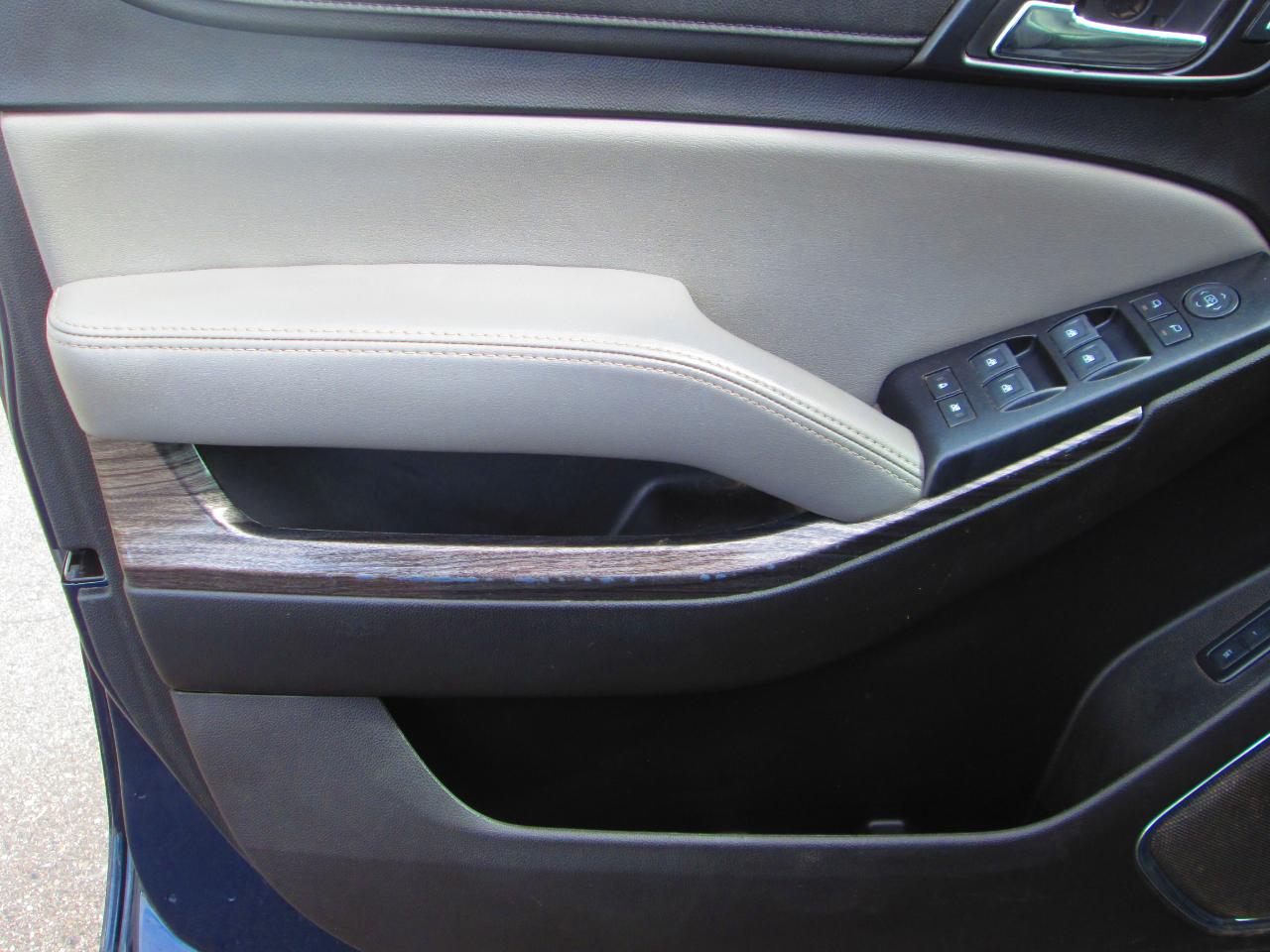 Chevrolet Suburban 4WD 4dr 1500 LT 2019