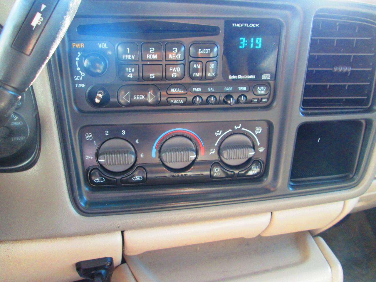 Chevrolet New Tahoe 4dr 4WD LS 2000