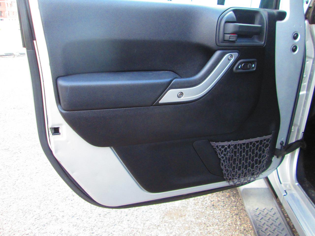 Jeep Wrangler Unlimited 4WD 4dr Sahara 2012