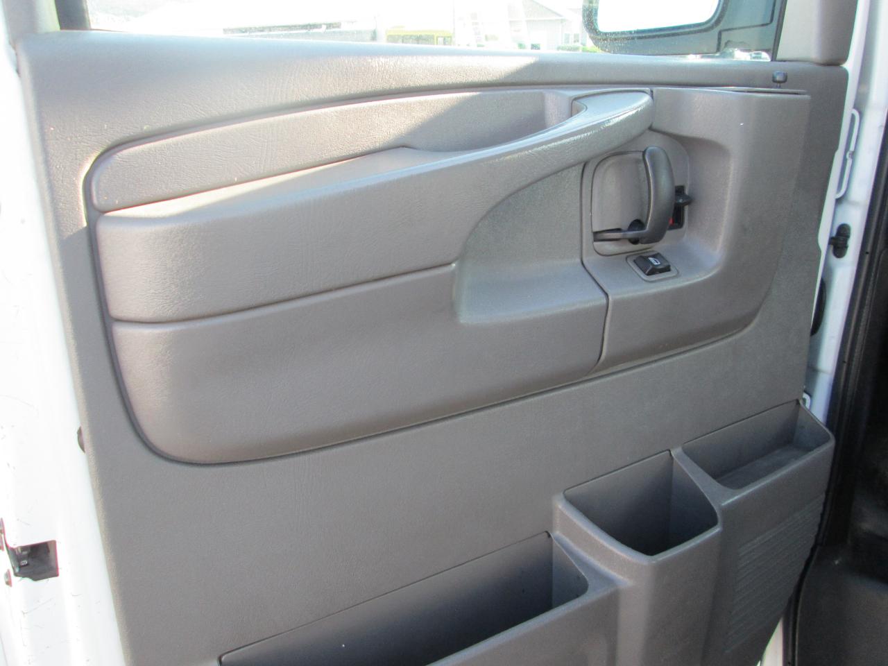 GMC Savana Cargo Van RWD 2500 135" 2015