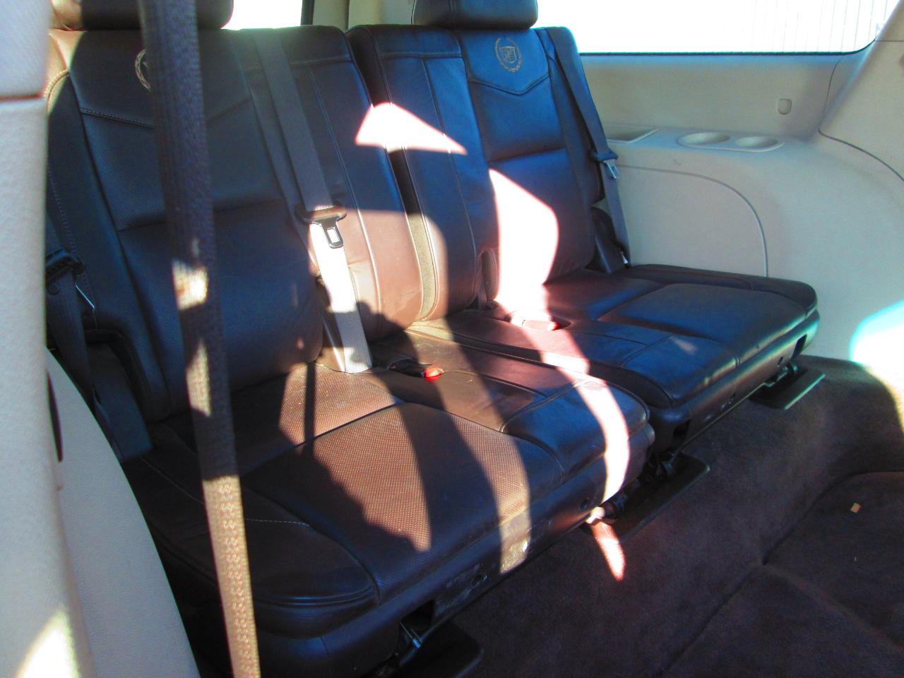 Cadillac Escalade ESV AWD 4dr Platinum Edition 2011