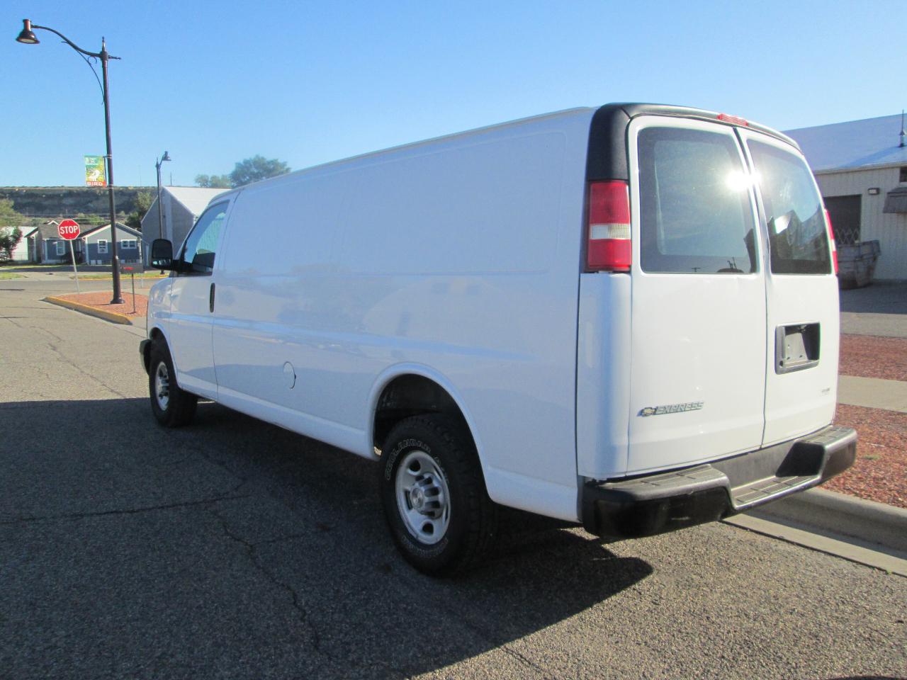 Chevrolet Express Cargo Van RWD 3500 155" 2008