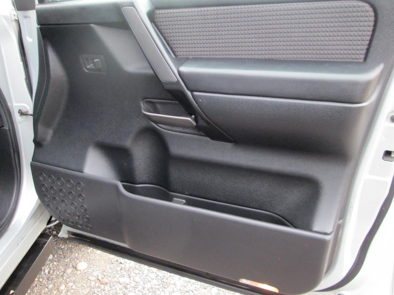 Nissan Titan 4WD Crew Cab SWB SE 2009