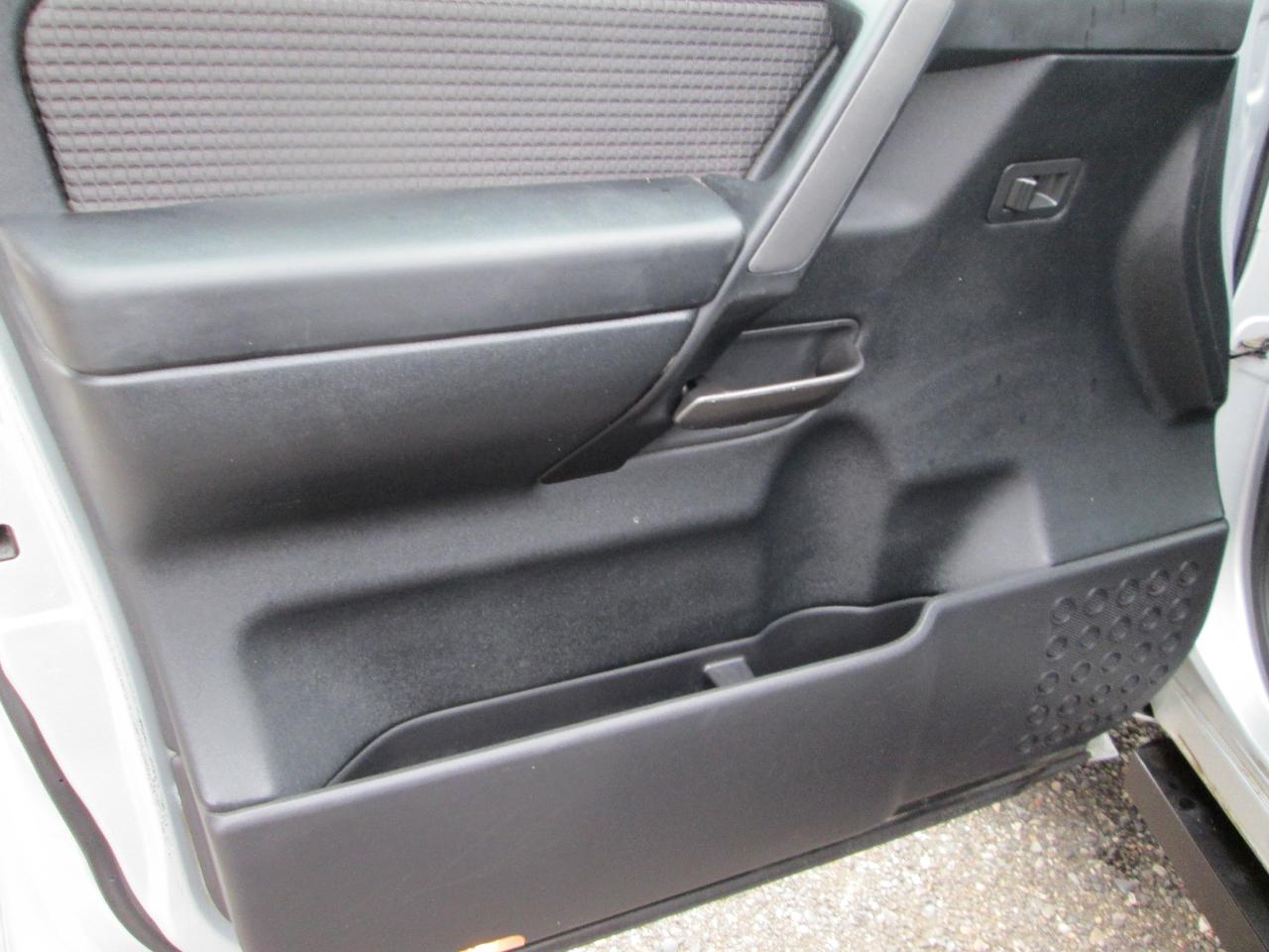 Nissan Titan 4WD Crew Cab SWB SE 2009