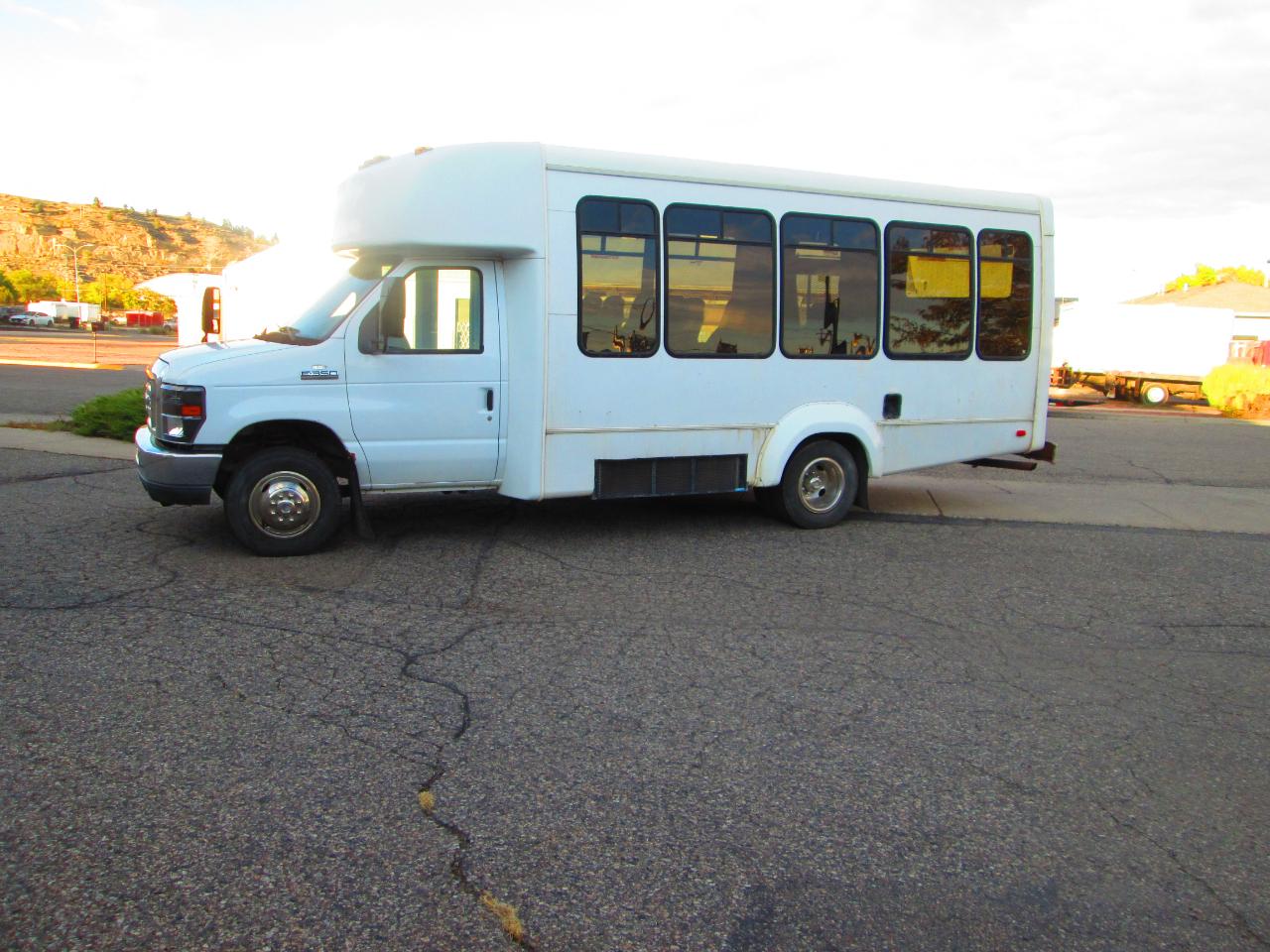 Ford Econoline Commercial Cutaway E-350 Super Duty 138" 5-Spd SRW 2011