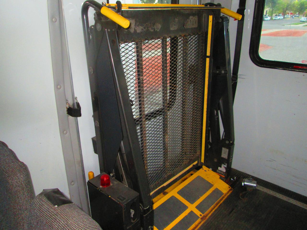 Ford Econoline Commercial Cutaway E-350 Super Duty 138" 5-Spd SRW 2011