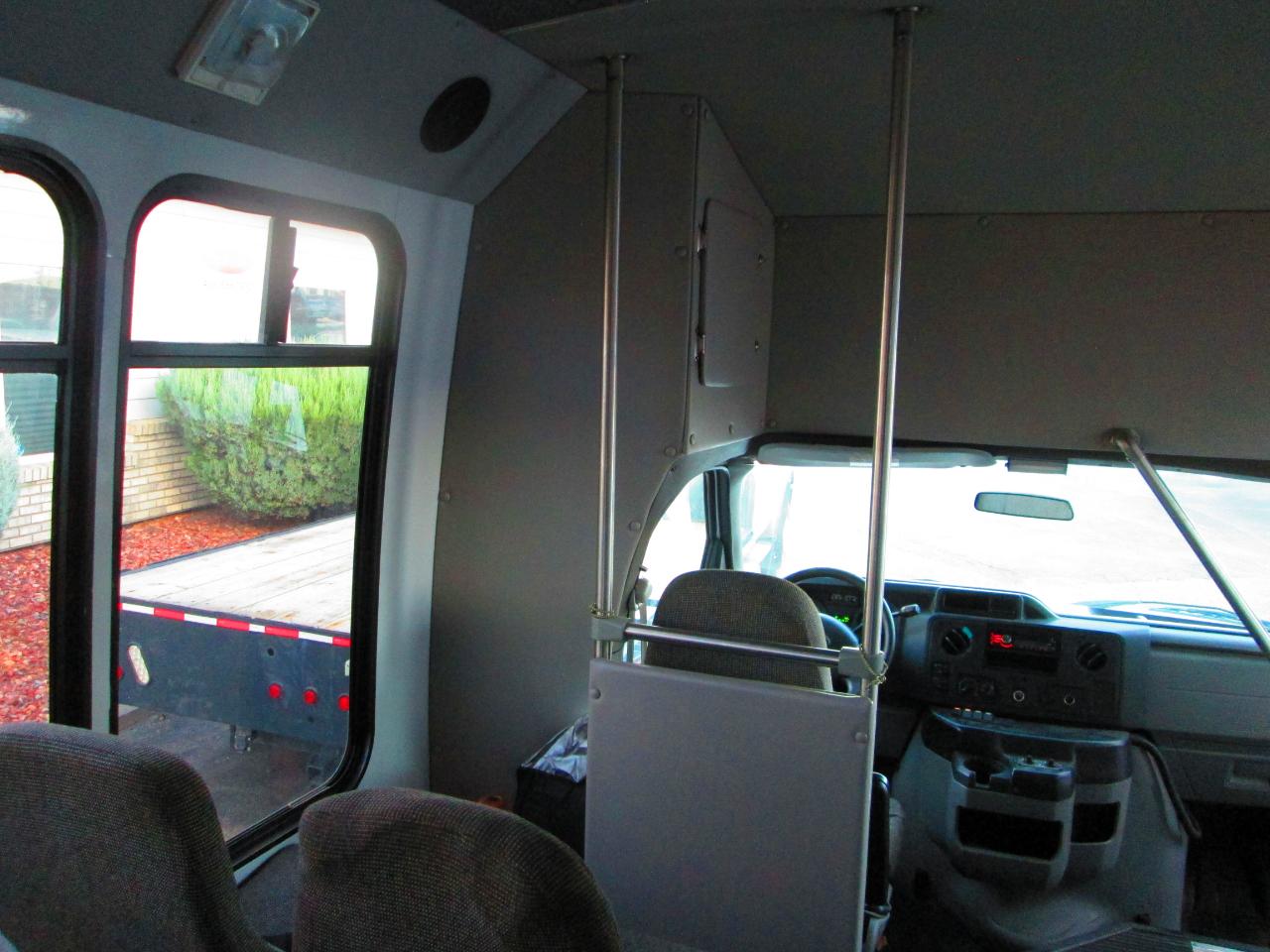 Ford Econoline Commercial Cutaway E-350 Super Duty 138" 5-Spd SRW 2011