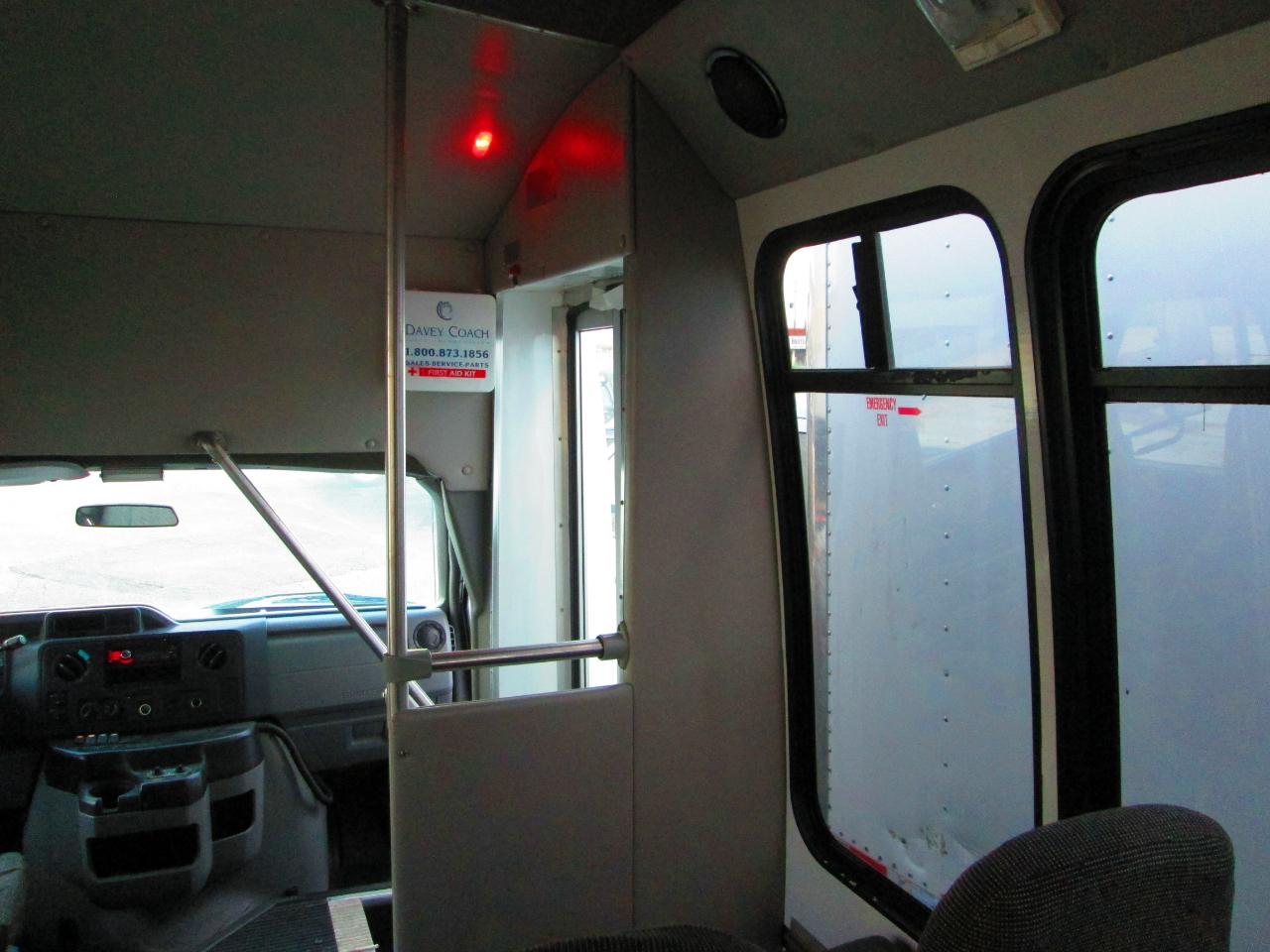 Ford Econoline Commercial Cutaway E-350 Super Duty 138" 5-Spd SRW 2011