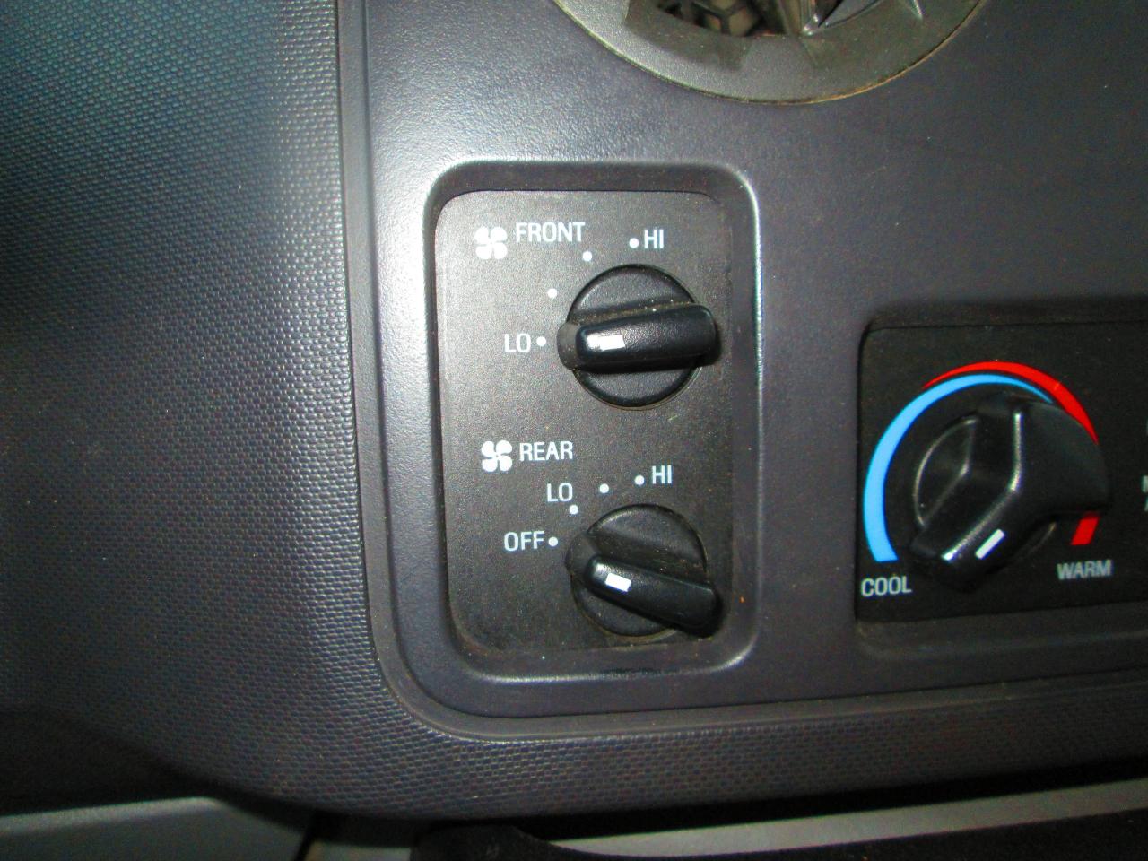 Ford Econoline Commercial Cutaway E-350 Super Duty 138" 5-Spd SRW 2011