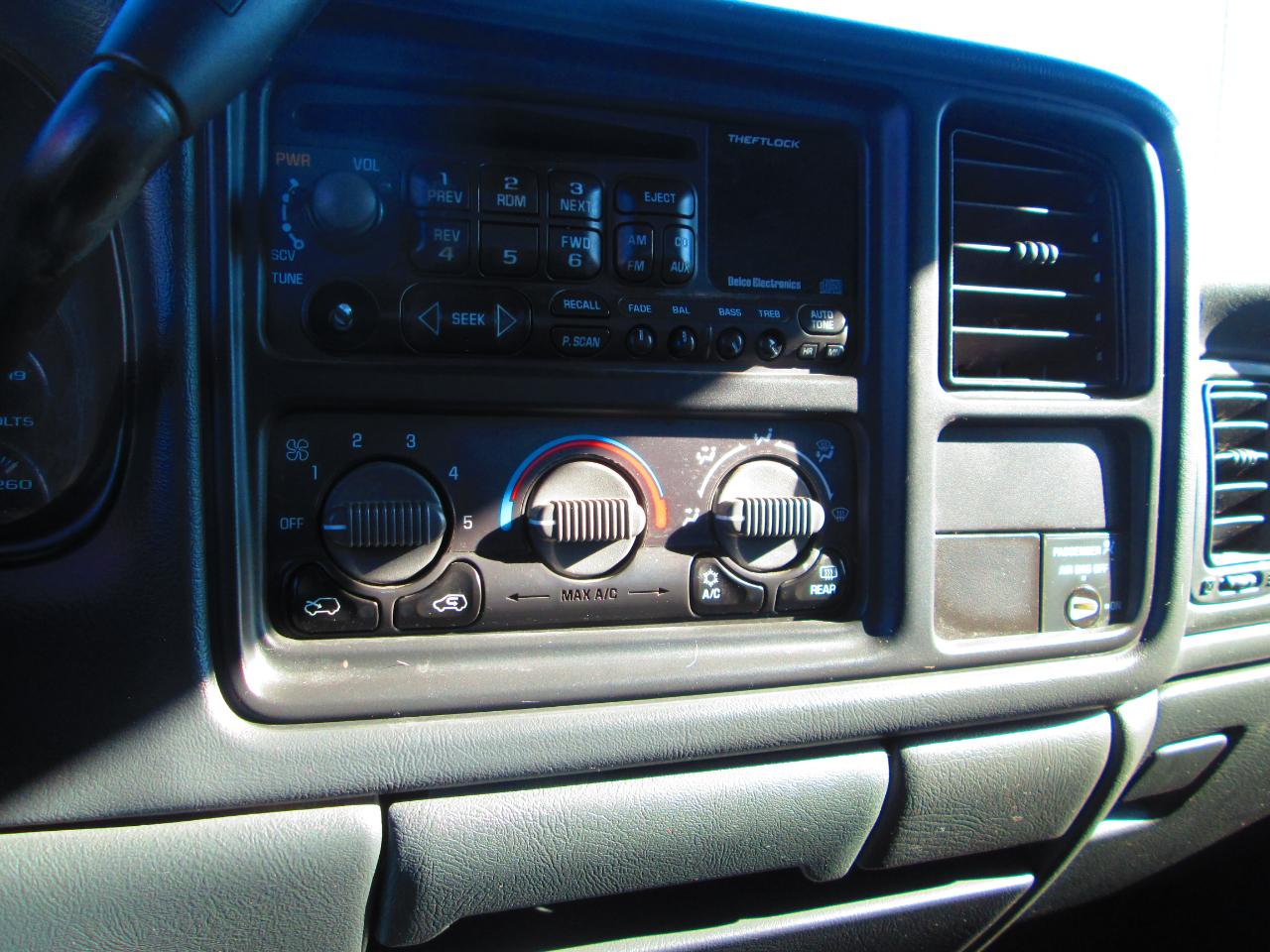 Chevrolet Silverado 1500 Ext Cab 143.5" WB 4WD LS 2001