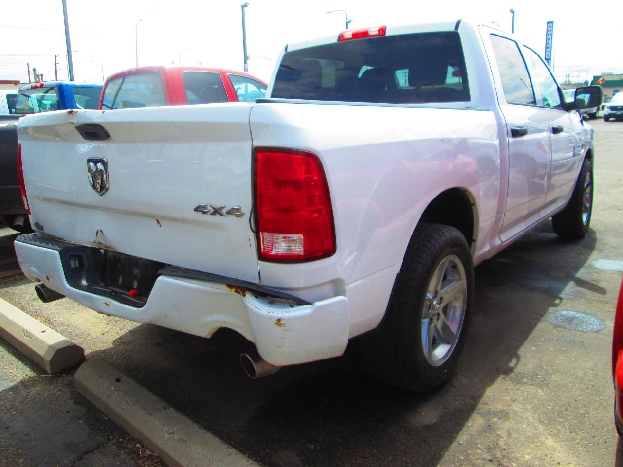 RAM 1500 Express 4x4 Crew Cab 5'7" Box 2017