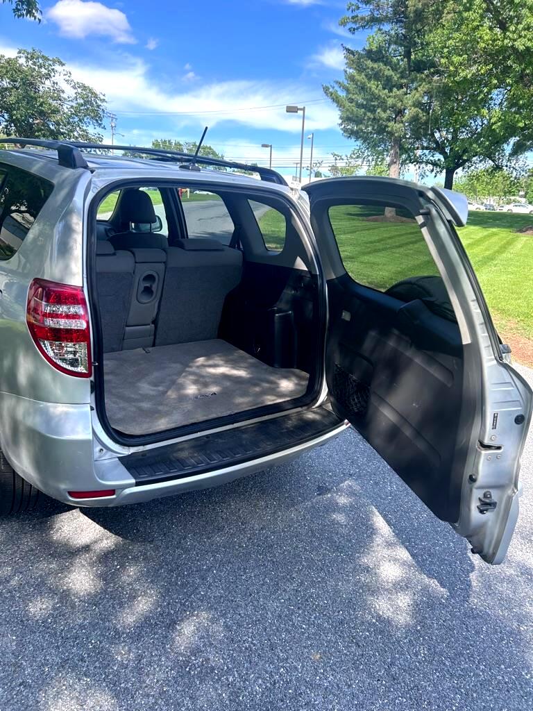 Toyota RAV4 Base I4 4WD 2011 Toyota RAV4 Base I4 4WD 2011