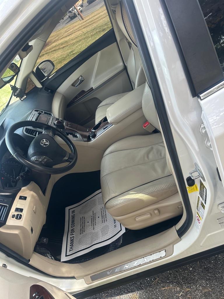 Toyota Venza LE I4 AWD 2012