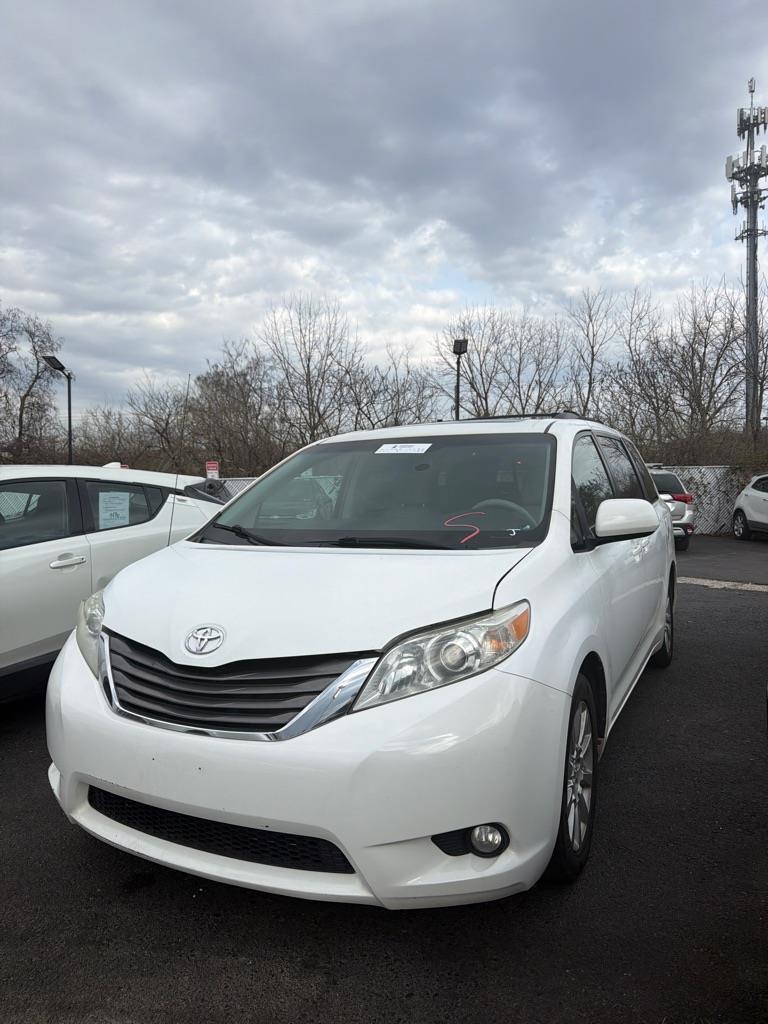 Toyota Sienna XLE AWD 7-Pass V6 2011