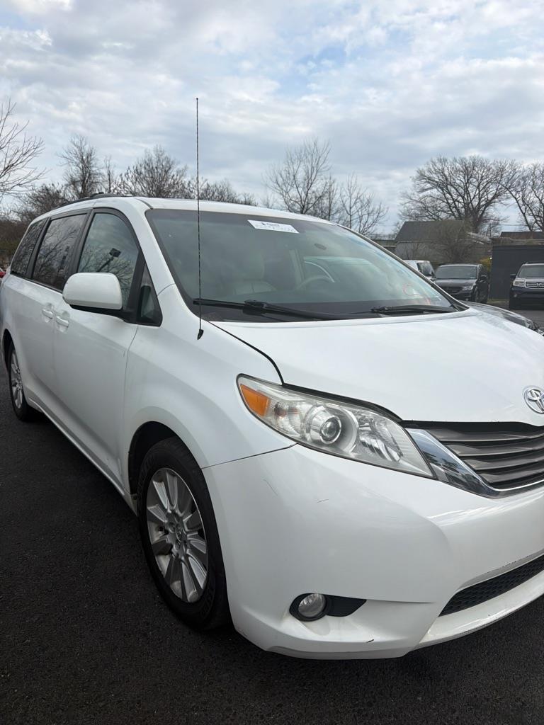 Toyota Sienna XLE AWD 7-Pass V6 2011