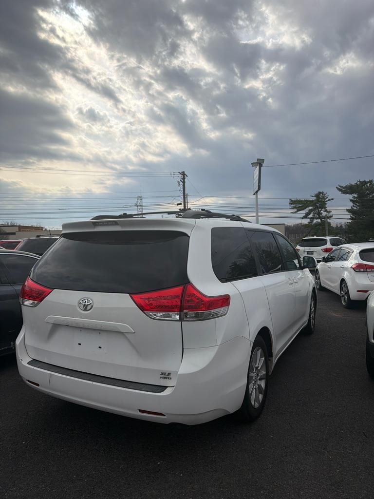 Toyota Sienna XLE AWD 7-Pass V6 2011