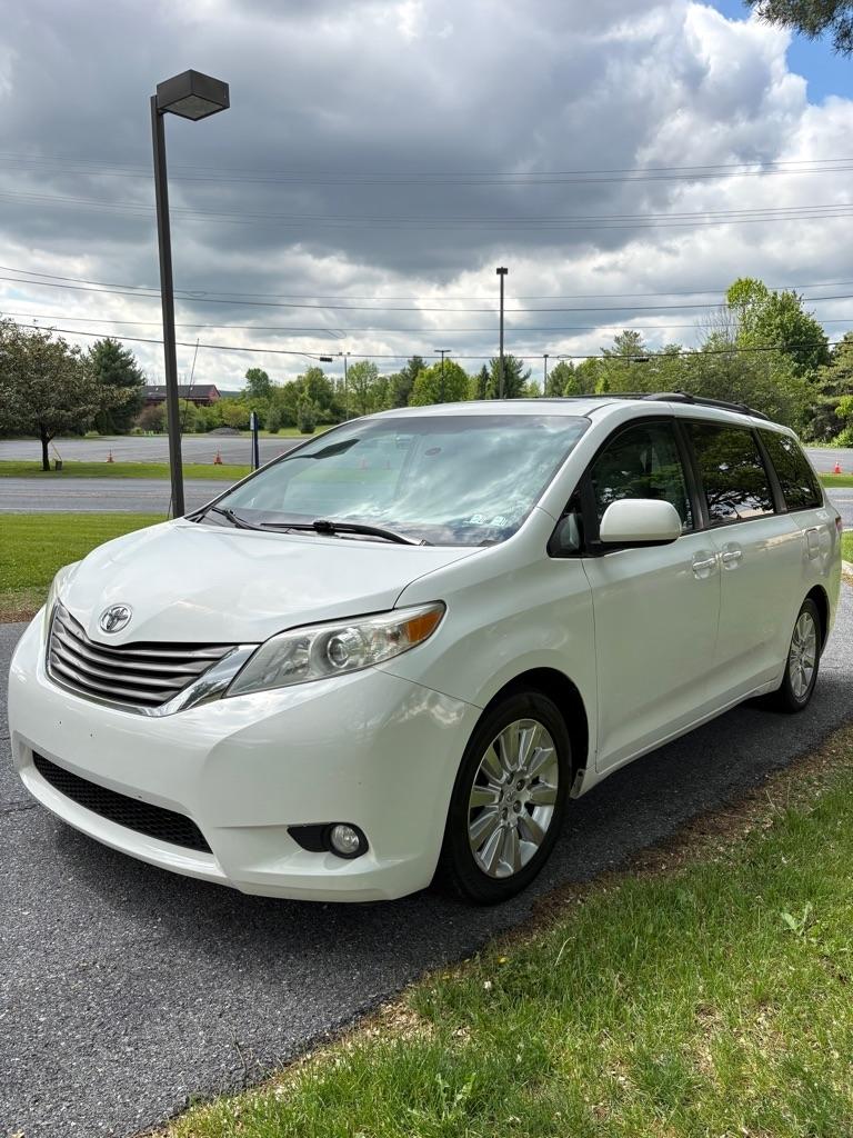 Toyota Sienna XLE AWD 7-Pass V6 2011