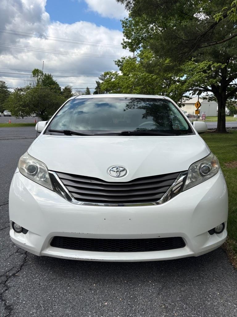 Toyota Sienna XLE AWD 7-Pass V6 2011