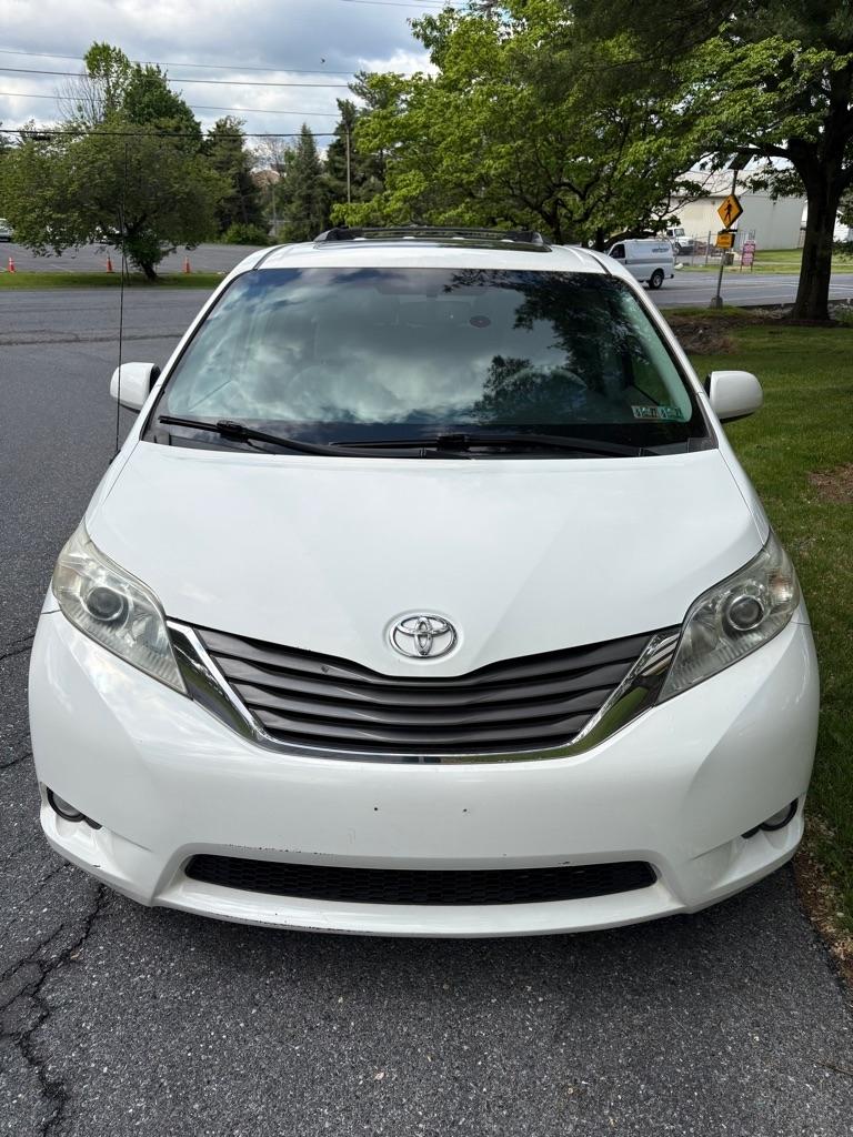 Toyota Sienna XLE AWD 7-Pass V6 2011