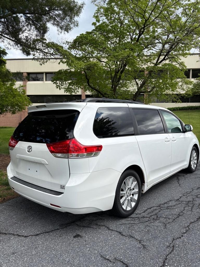 Toyota Sienna XLE AWD 7-Pass V6 2011