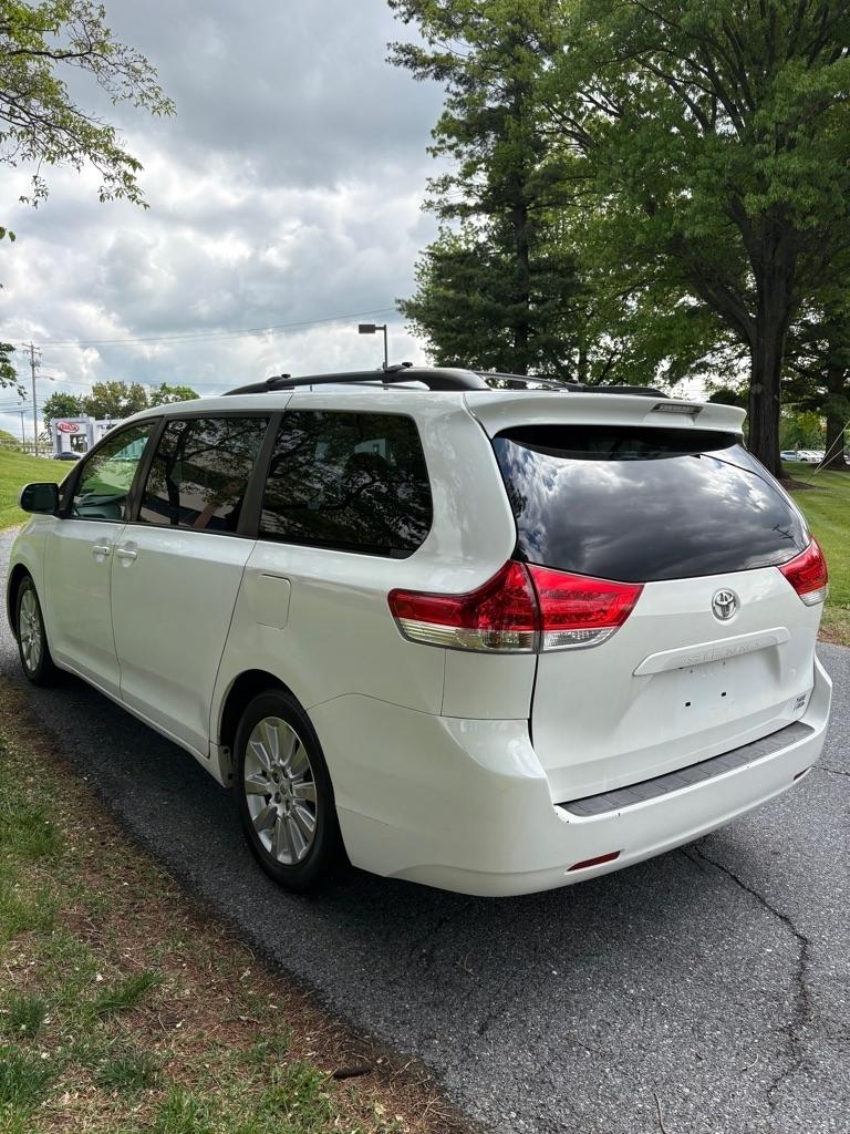 Toyota Sienna XLE AWD 7-Pass V6 2011