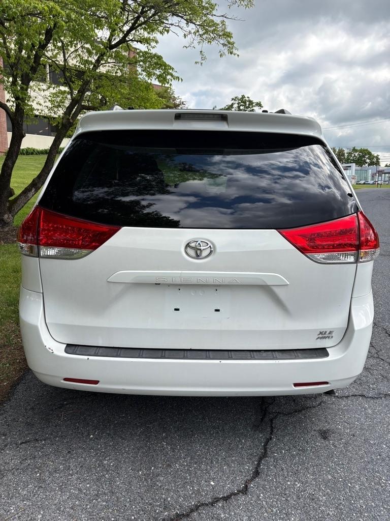 Toyota Sienna XLE AWD 7-Pass V6 2011