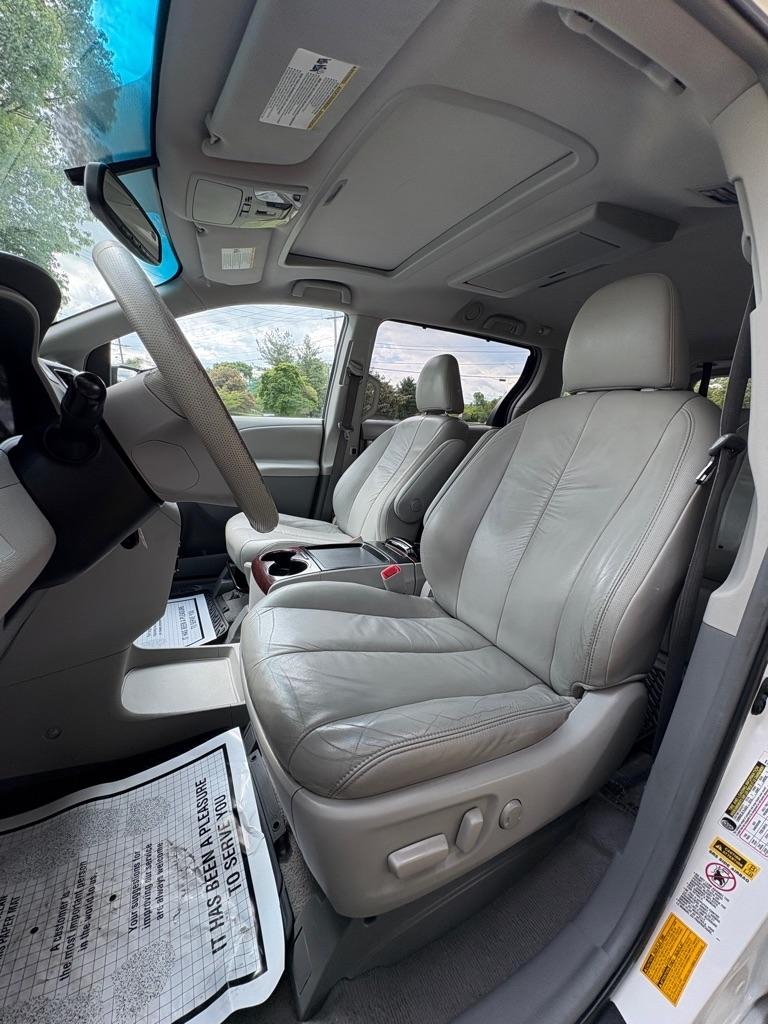Toyota Sienna XLE AWD 7-Pass V6 2011