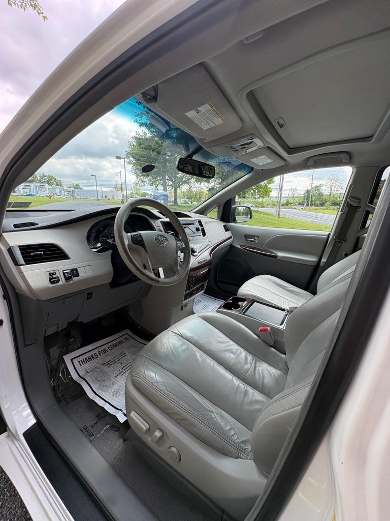 Toyota Sienna XLE AWD 7-Pass V6 2011