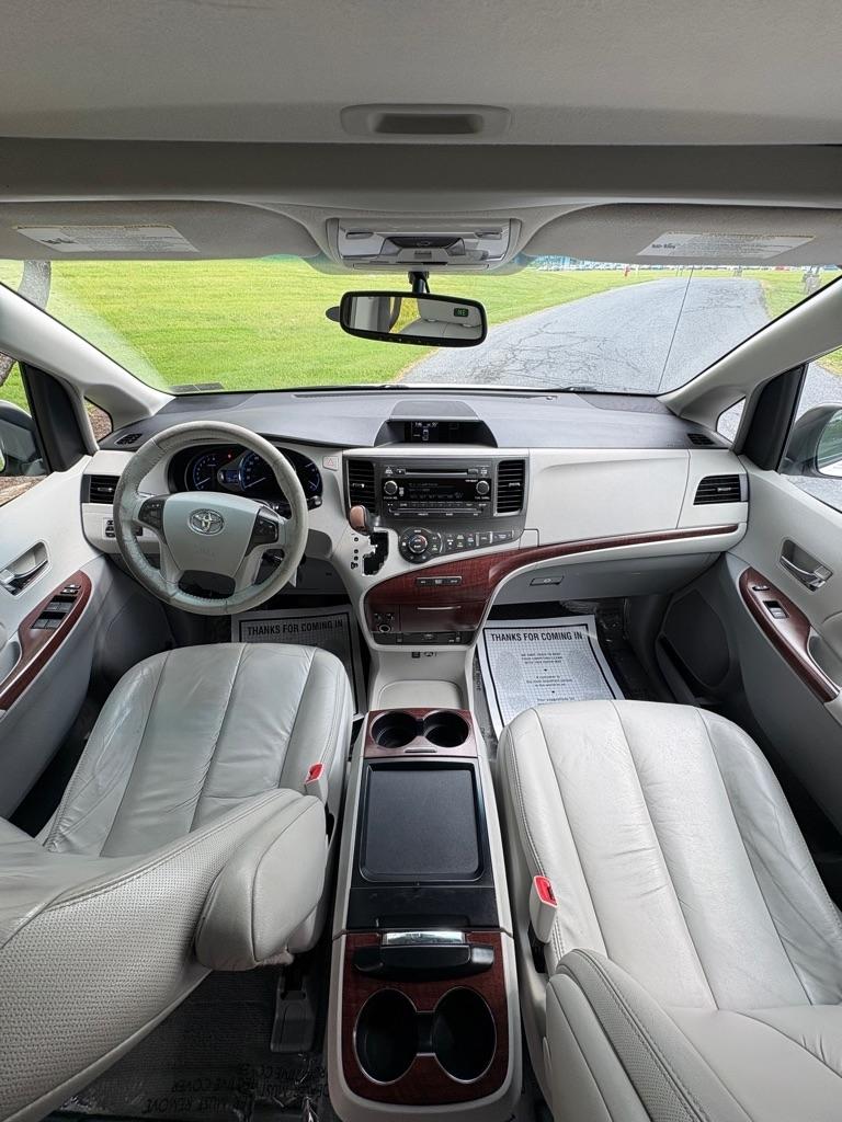Toyota Sienna XLE AWD 7-Pass V6 2011
