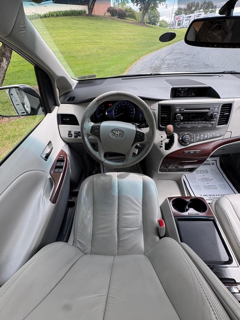 Toyota Sienna XLE AWD 7-Pass V6 2011