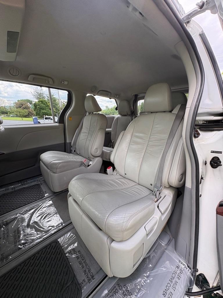 Toyota Sienna XLE AWD 7-Pass V6 2011
