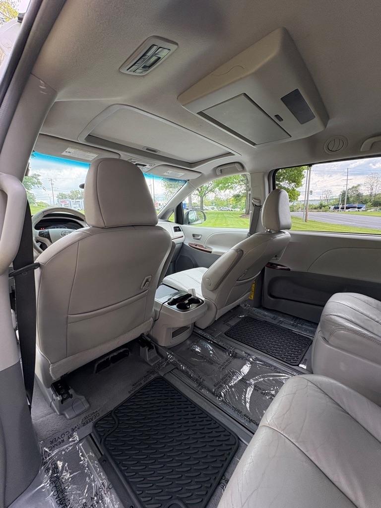 Toyota Sienna XLE AWD 7-Pass V6 2011