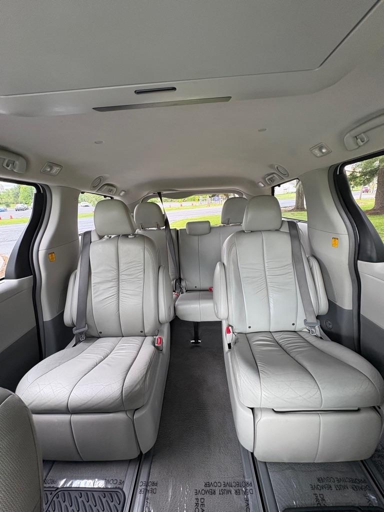 Toyota Sienna XLE AWD 7-Pass V6 2011