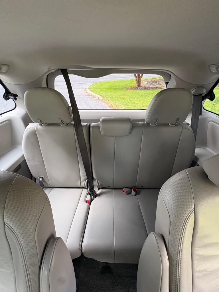 Toyota Sienna XLE AWD 7-Pass V6 2011