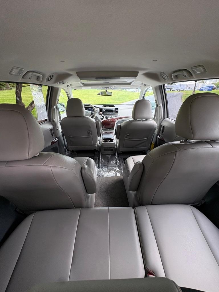 Toyota Sienna XLE AWD 7-Pass V6 2011