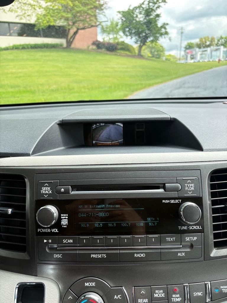 Toyota Sienna XLE AWD 7-Pass V6 2011