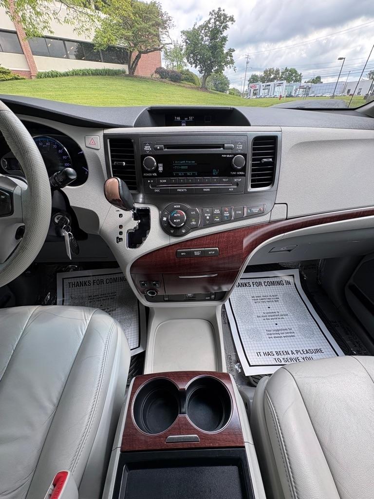 Toyota Sienna XLE AWD 7-Pass V6 2011