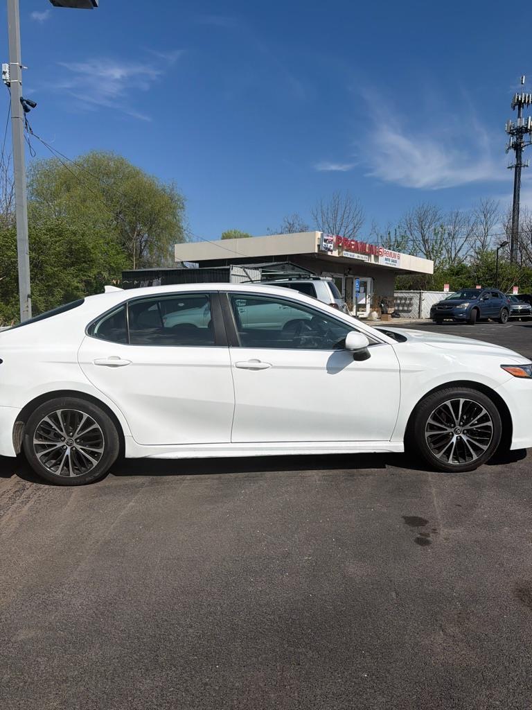 Toyota Camry SE 2020