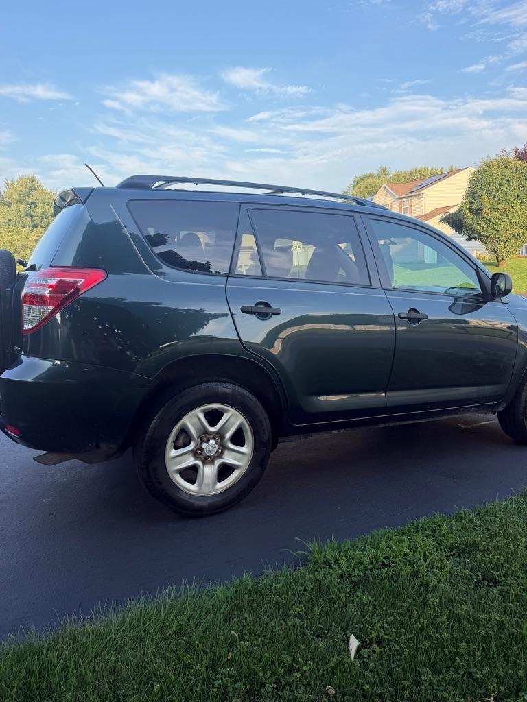 Toyota RAV4 Base I4 4WD 2012