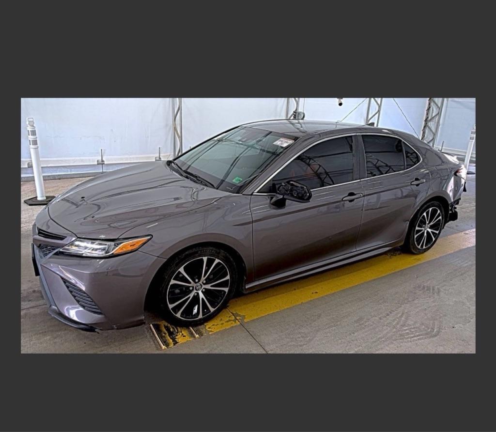 Toyota Camry SE 2020