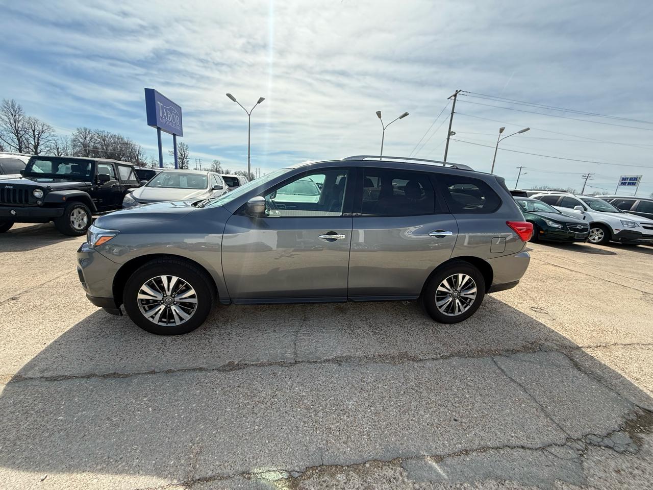 Nissan Pathfinder SV 2020