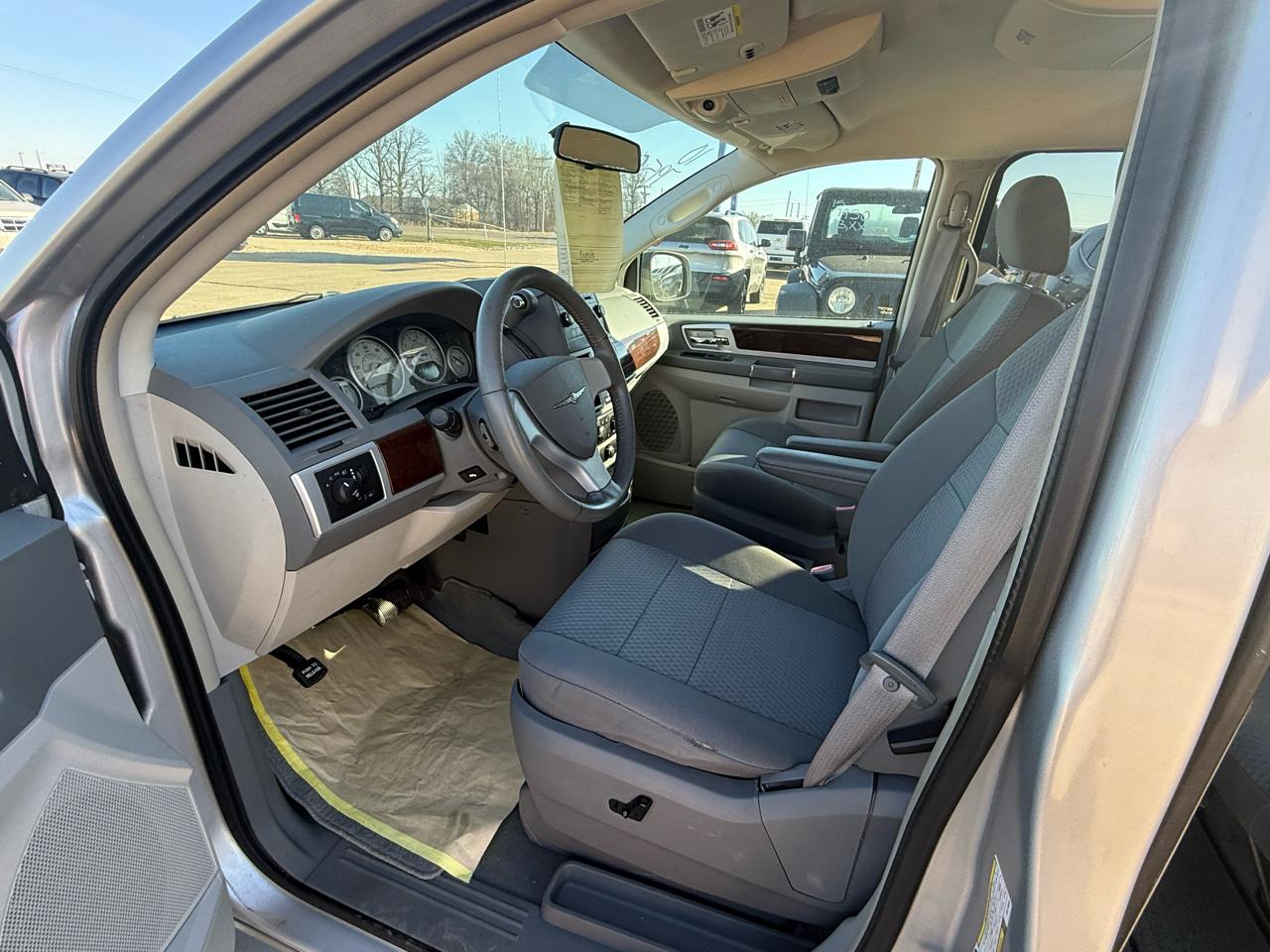 Chrysler Town & Country 4dr Wgn Touring 2010