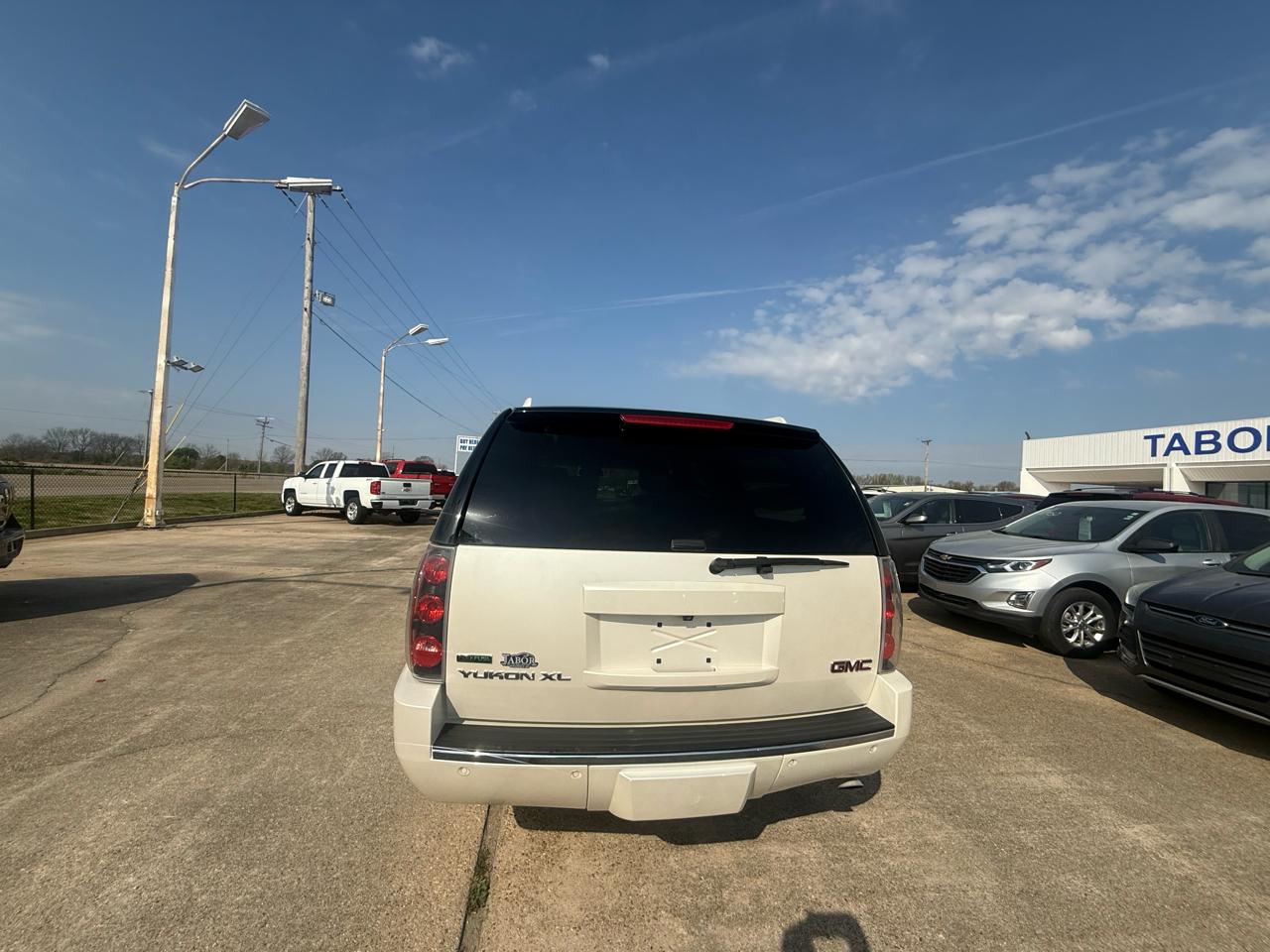 GMC Yukon XL AWD 4dr 1500 Denali 2012