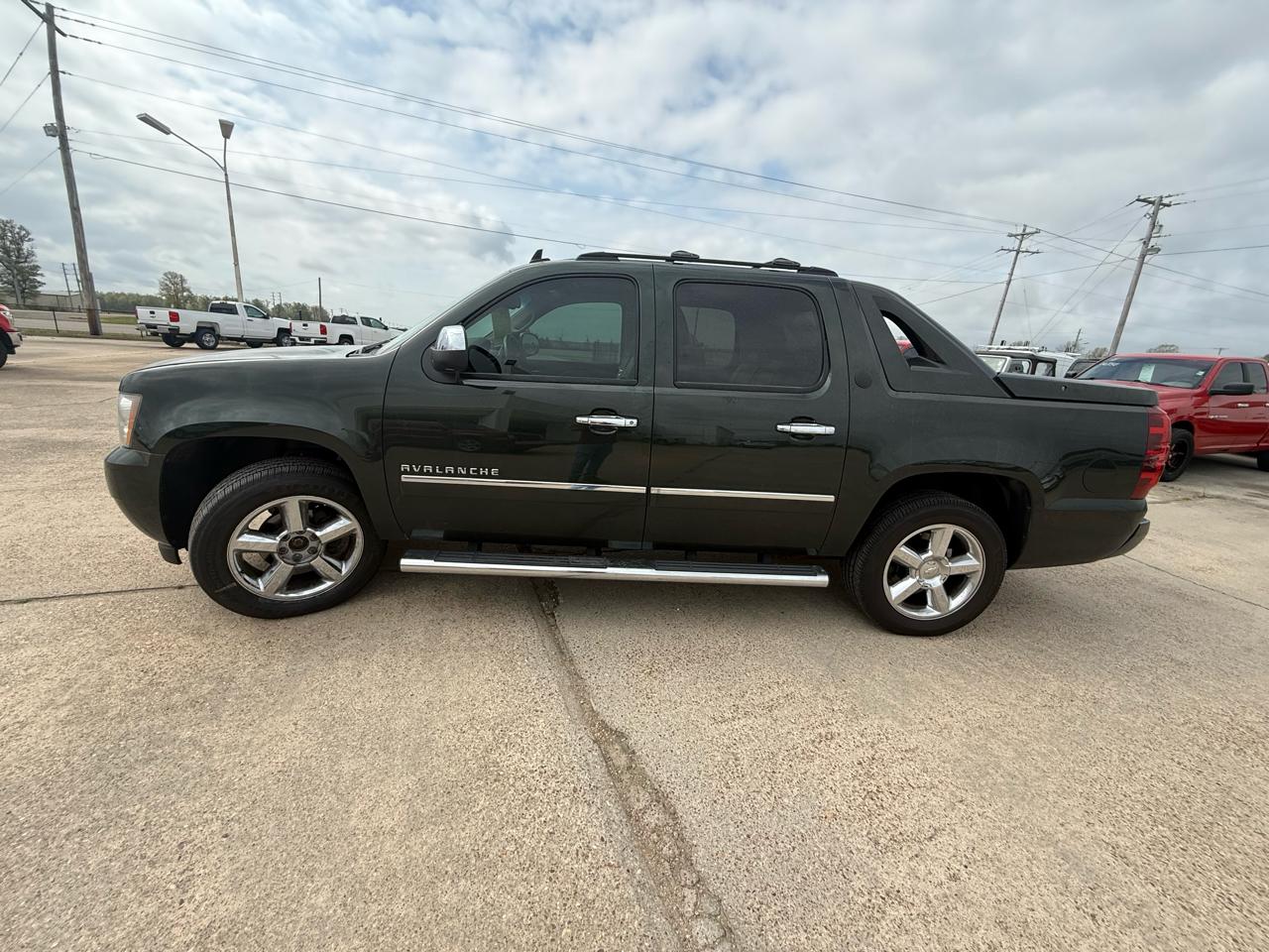 Chevrolet Avalanche 4WD Crew Cab LTZ 2013