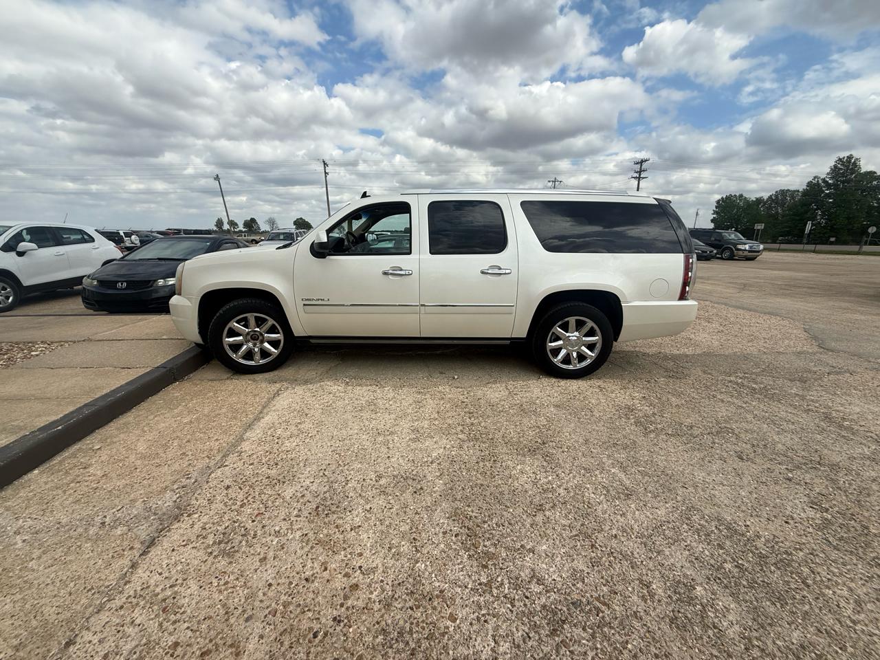 GMC Yukon XL AWD 4dr 1500 Denali 2010