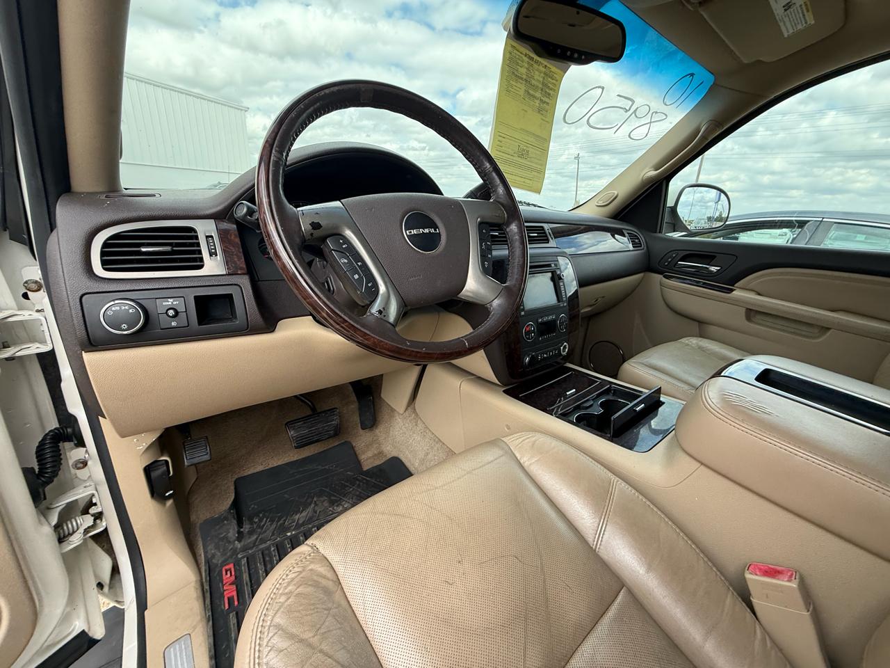 GMC Yukon XL AWD 4dr 1500 Denali 2010