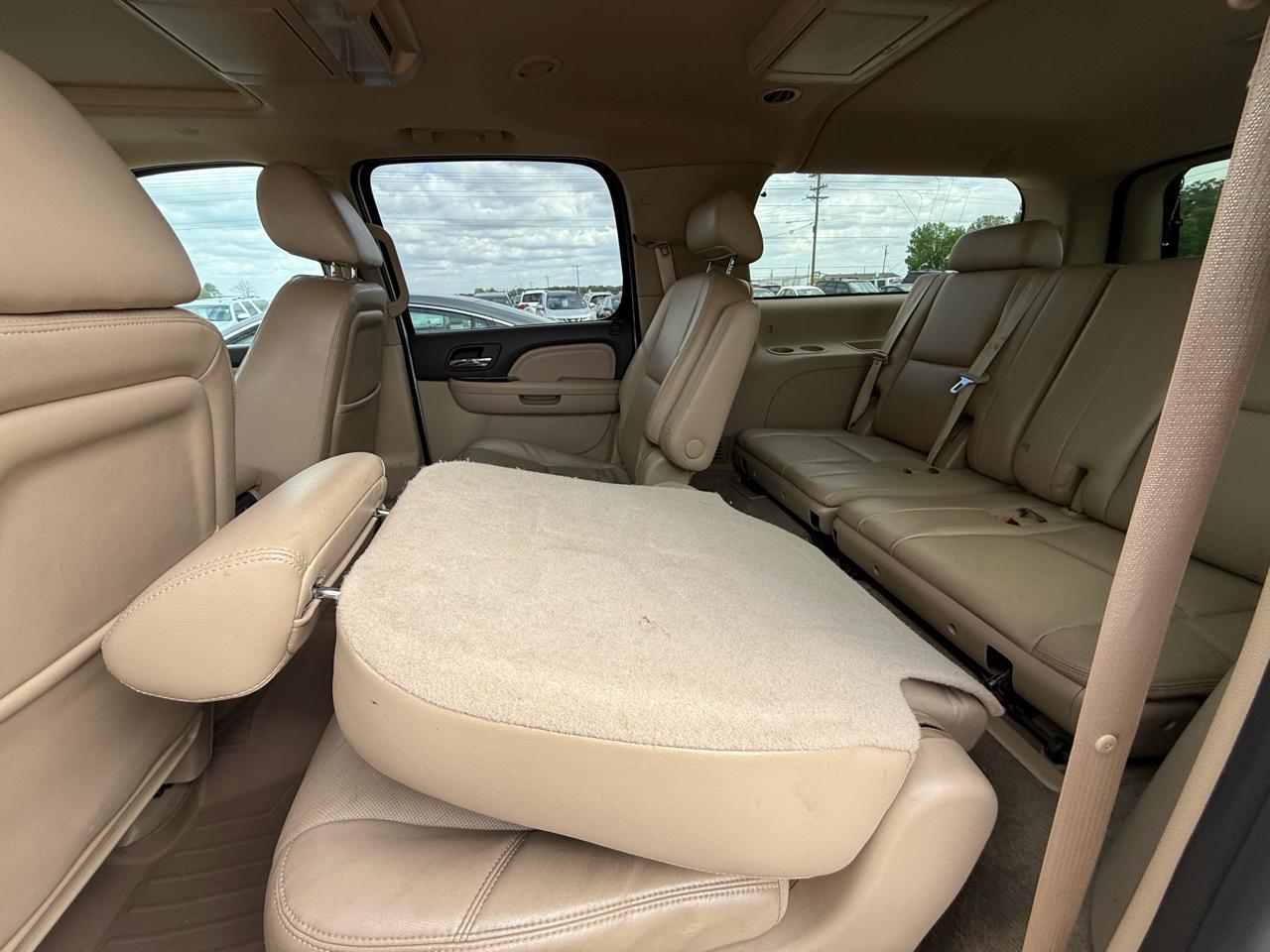 GMC Yukon XL AWD 4dr 1500 Denali 2010