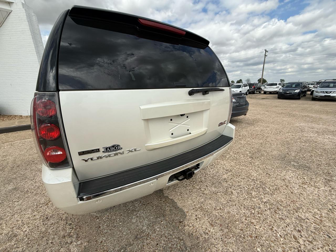 GMC Yukon XL AWD 4dr 1500 Denali 2010