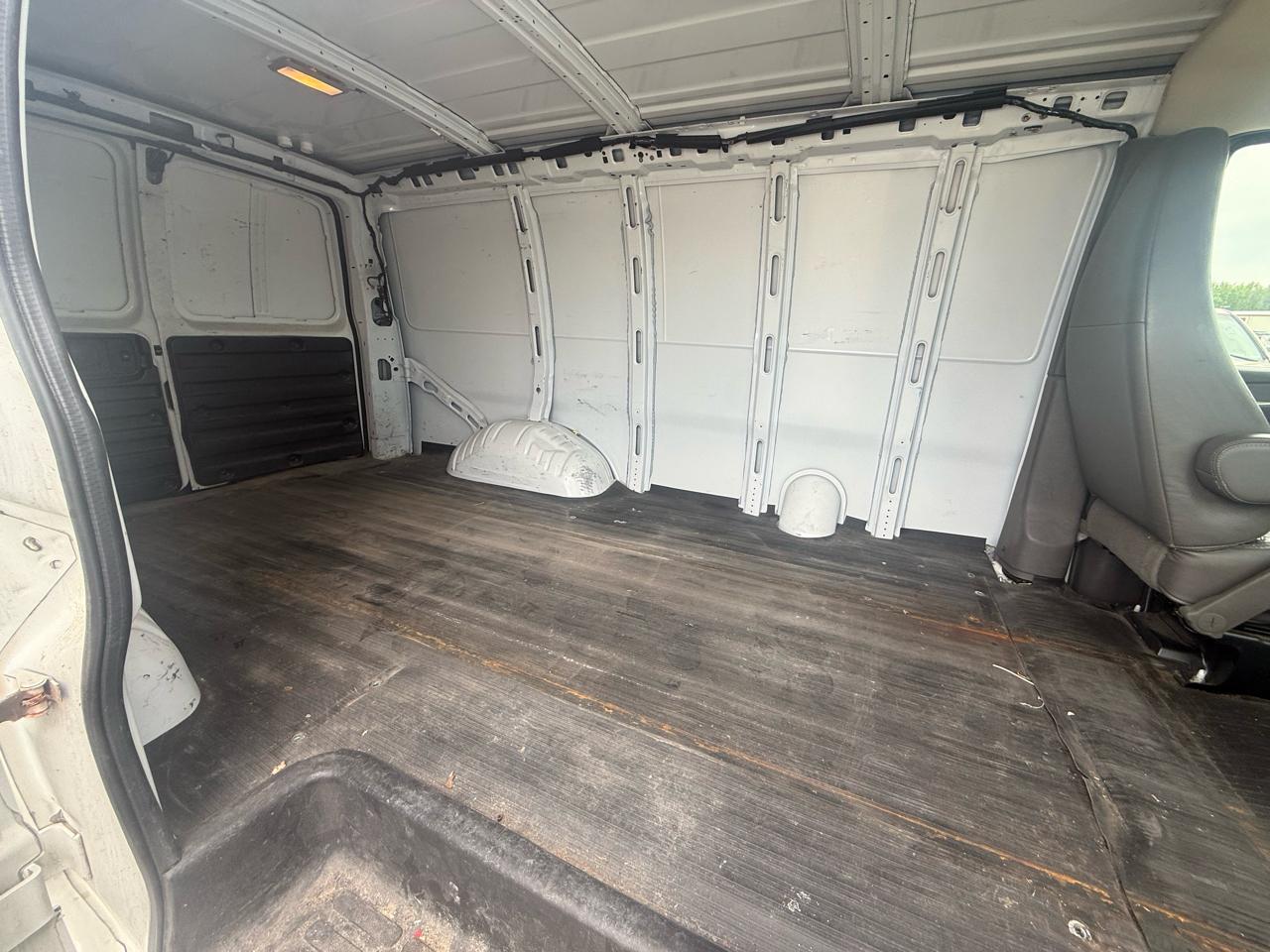 Chevrolet Express Cargo Van RWD 3500 135" 2013