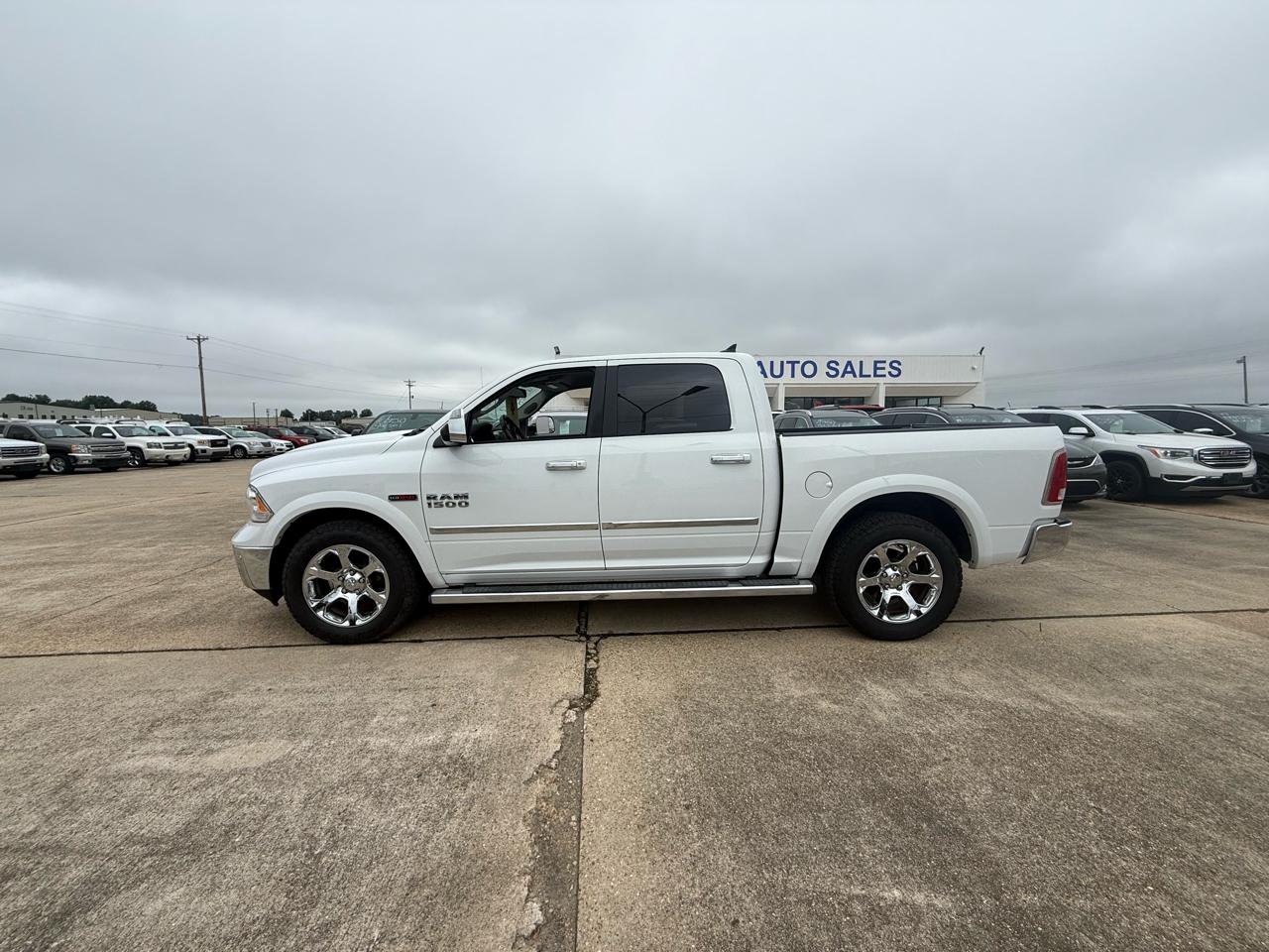 RAM 1500 4WD Crew Cab 140.5" Laramie 2015